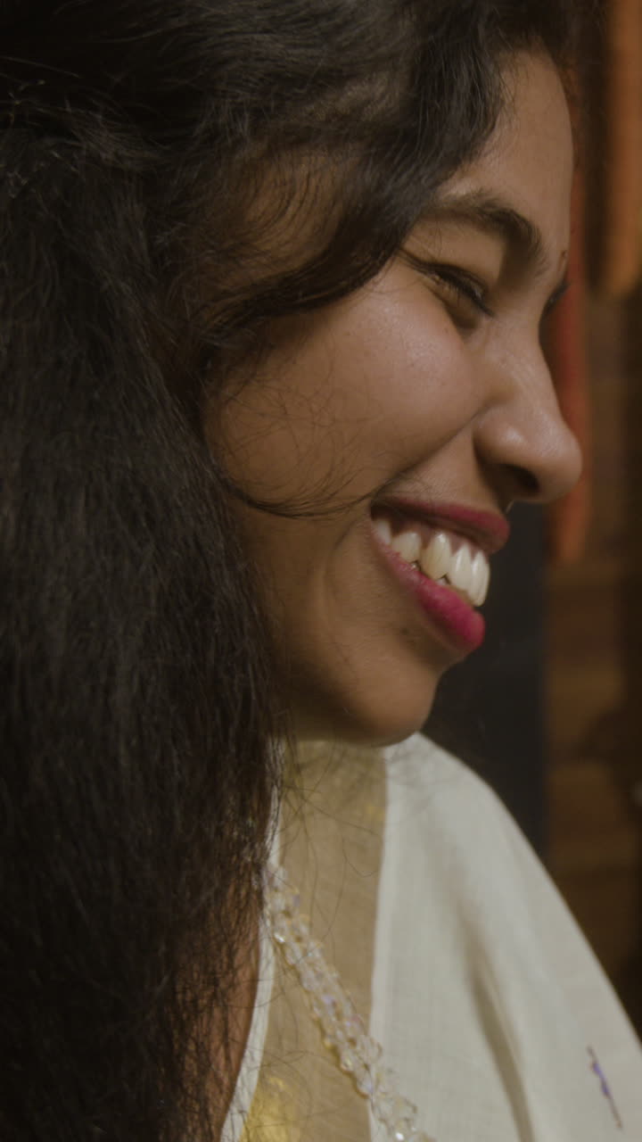 Primo piano di una donna sorridente in abiti tradizionali indiani