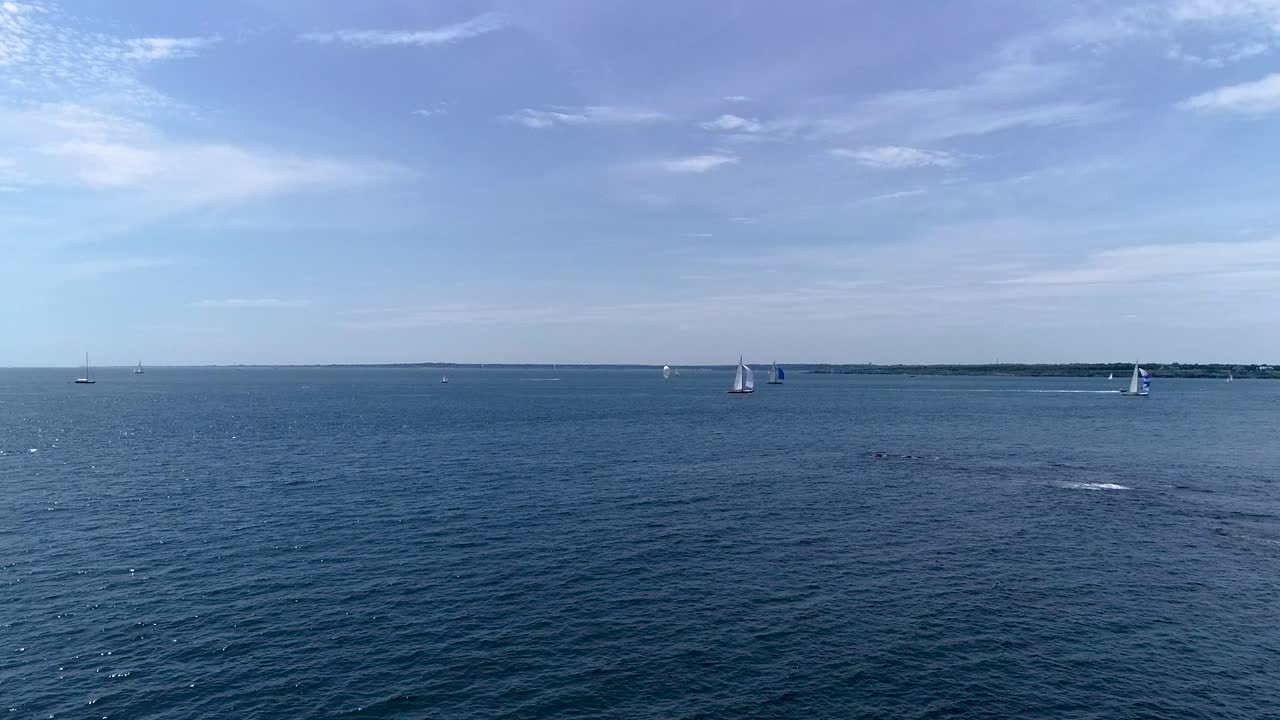 후지산에 들어오고 나가는 요트