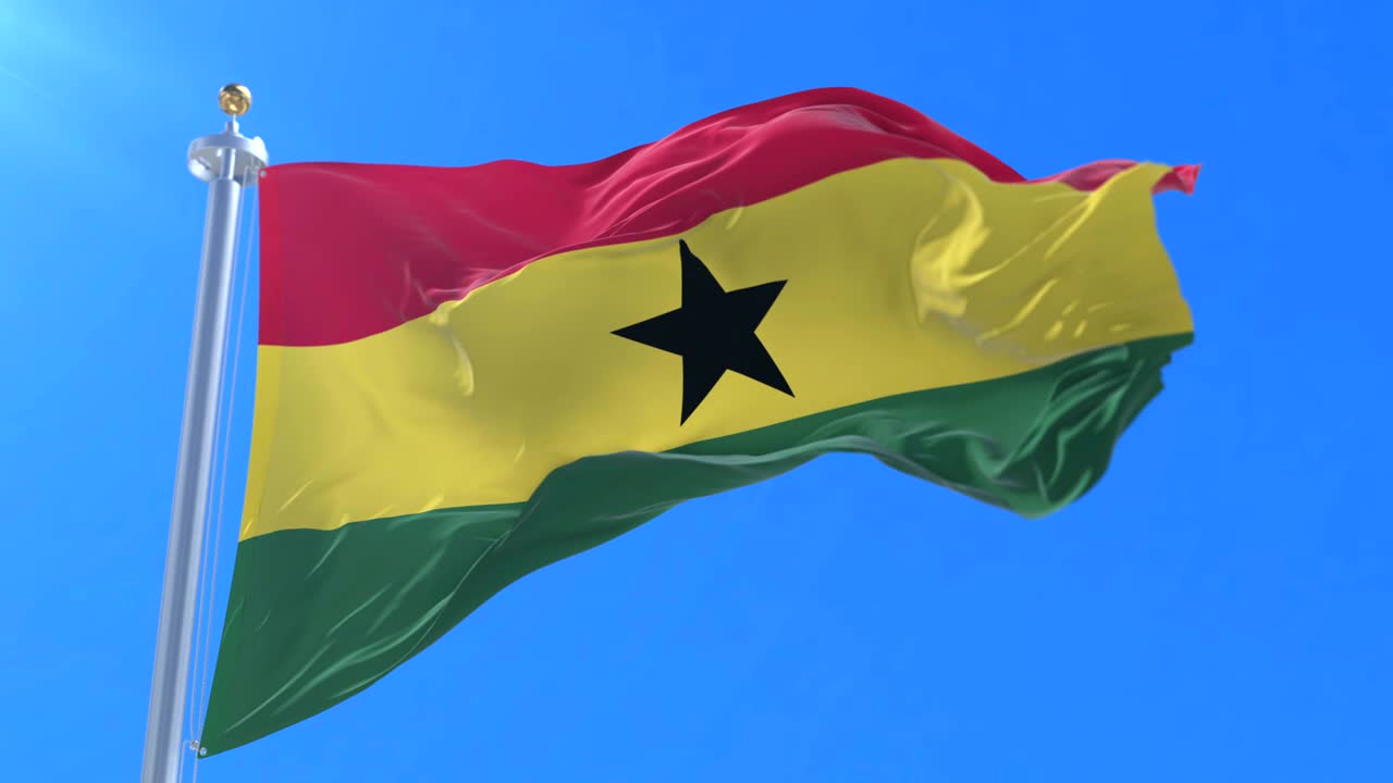 bandera de ghana agitando el viento con el cielo azul en lento, bucle