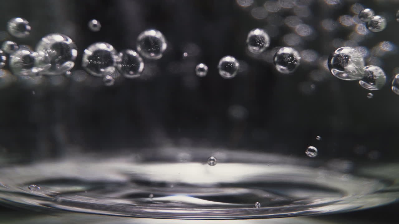 수많은 거품이 있는 탄산 비타민 물 한 잔