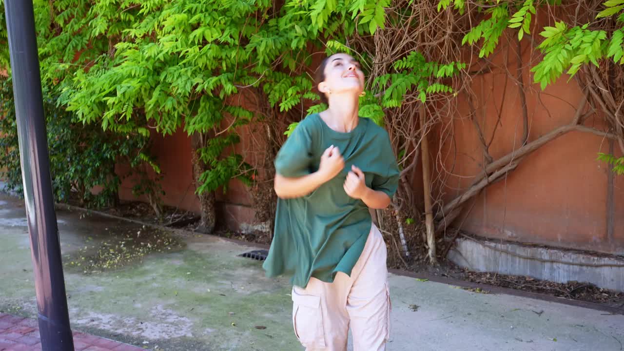 mujer bailando al aire libre