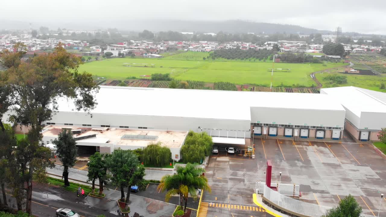 DRONE, DOLLY IN SHOT OF AN AVOCADO PACKING HOUSE FROM THE OUTSIDE