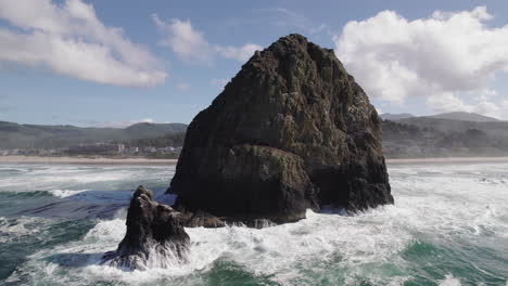 grandes olas golpean la roca del pajar en el otoño