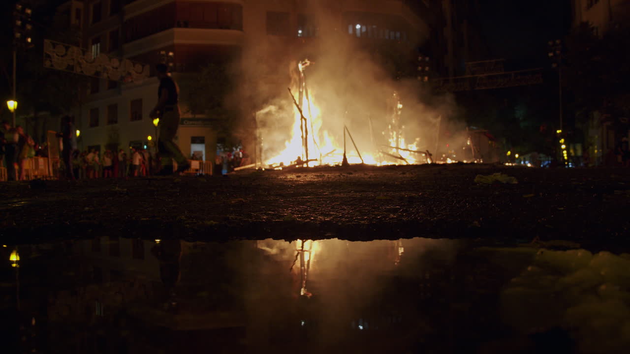 축제는 밤에 끝났습니다.