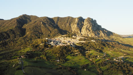 ciudad de ciminá en calabria en las montañas