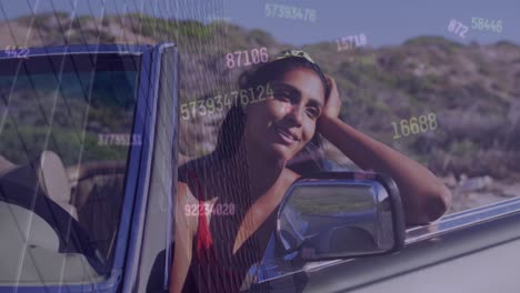 animación del procesamiento de datos sobre una mujer biracial conduciendo un coche.
