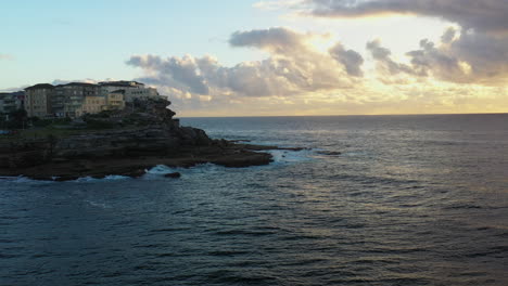 Drohnenaufnahme-Von-North-Bondi-Während-Eines-Wunderschönen-Goldenen-Sonnenaufgangs