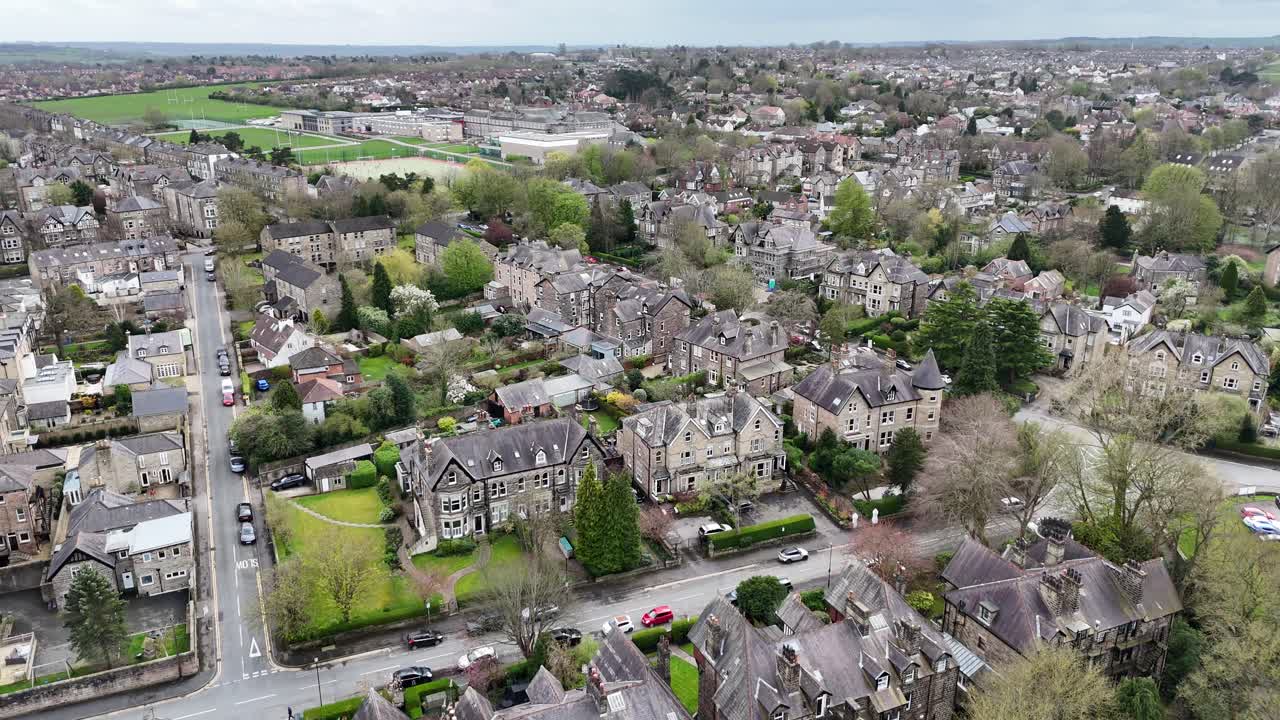 harrogate, ciudad del norte de yorkshire, reino unido. drones, grandes casas aéreas.