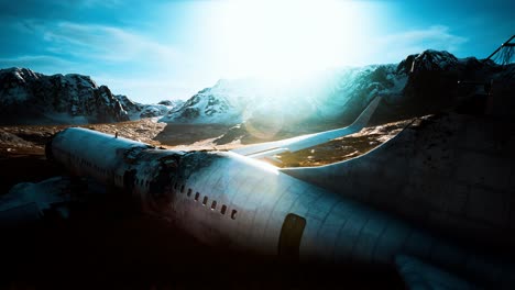 el avión se estrelló en una montaña.