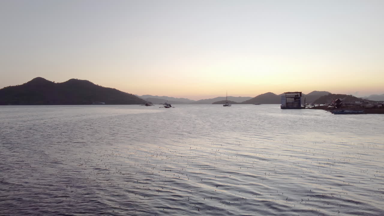 파라완, 필리핀, 바다, 물, 드론, 아시아에서 해가 지는 바다 근처의 영화적인 항공 영상