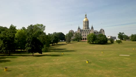 Connecticut-state-capitol-building-in-Hartford,-Connecticut-with-fountain-with-drone-video-moving-in-and-up