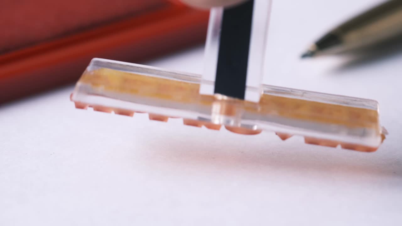 책상 위에 우표와 펜