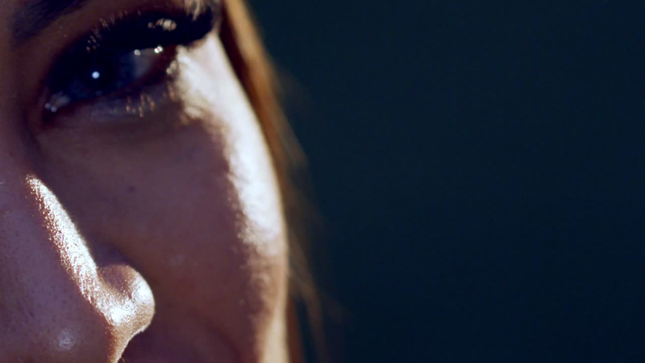 primer plano de la cara de una chica hispana de ojos azules, cámara lenta