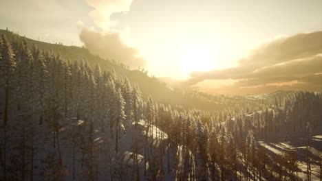 paisaje de invierno con puesta de sol de montaña brumosa