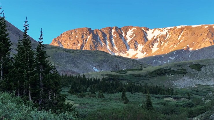 Vista panoramica del monte Missouri 14er dal sentiero di Missouri Gulch in primavera, Montagne Rocciose, Collegiate Peaks, Colorado, catena Sawatch, tundra alpina, neve, mattina, cielo blu, soleggiato, natura, sentiero escursionistico