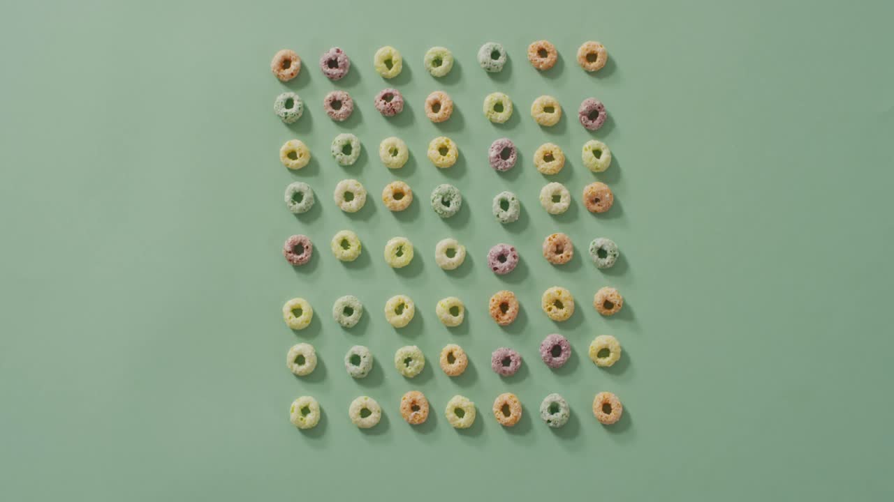 파란색 배경 에 있는 다채로운 아침 식사 라운드 시리얼 의 비디오