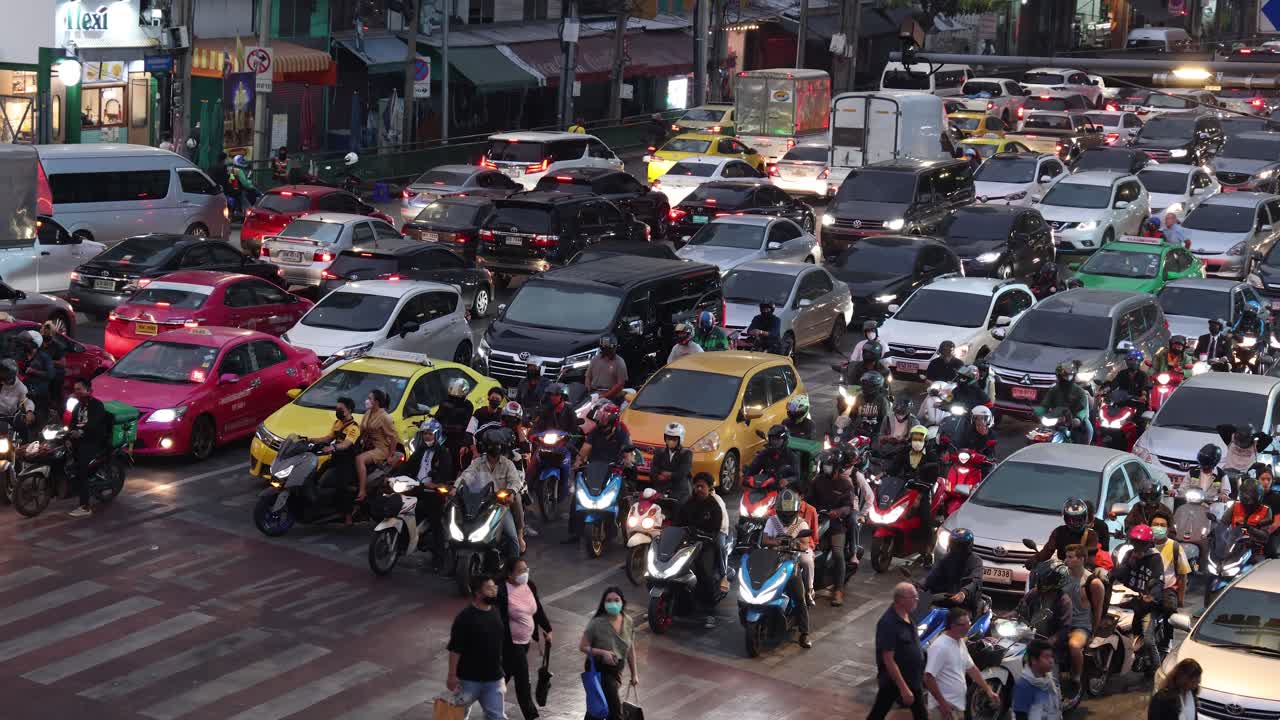 보행자와 차량이 비는 교차로를 이동합니다.