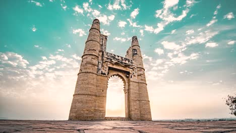 Nubes-De-Amanecer-En-Rápido-Movimiento-Con-El-Sitio-Histórico-Ladheri-Gate-En-Primer-Plano-En-Madhya-Pradesh,-India