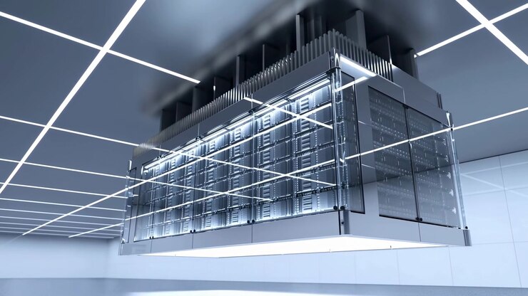 Udsigt nærmer sig det oplyste serverkabinet fra en lav vinkel og viser gennemsigtige sidepaneler, stablet udstyr, metallisk ramme og hvide lineære lys, der reflekteres i hele rummet