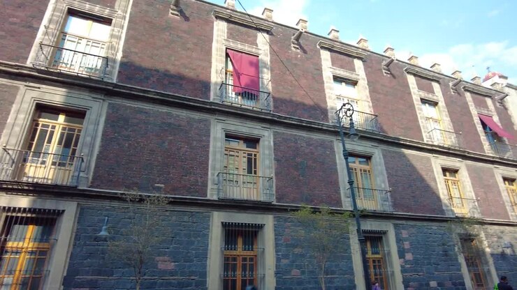 This video showcases a typical street in Mexico City and a typical colonial building