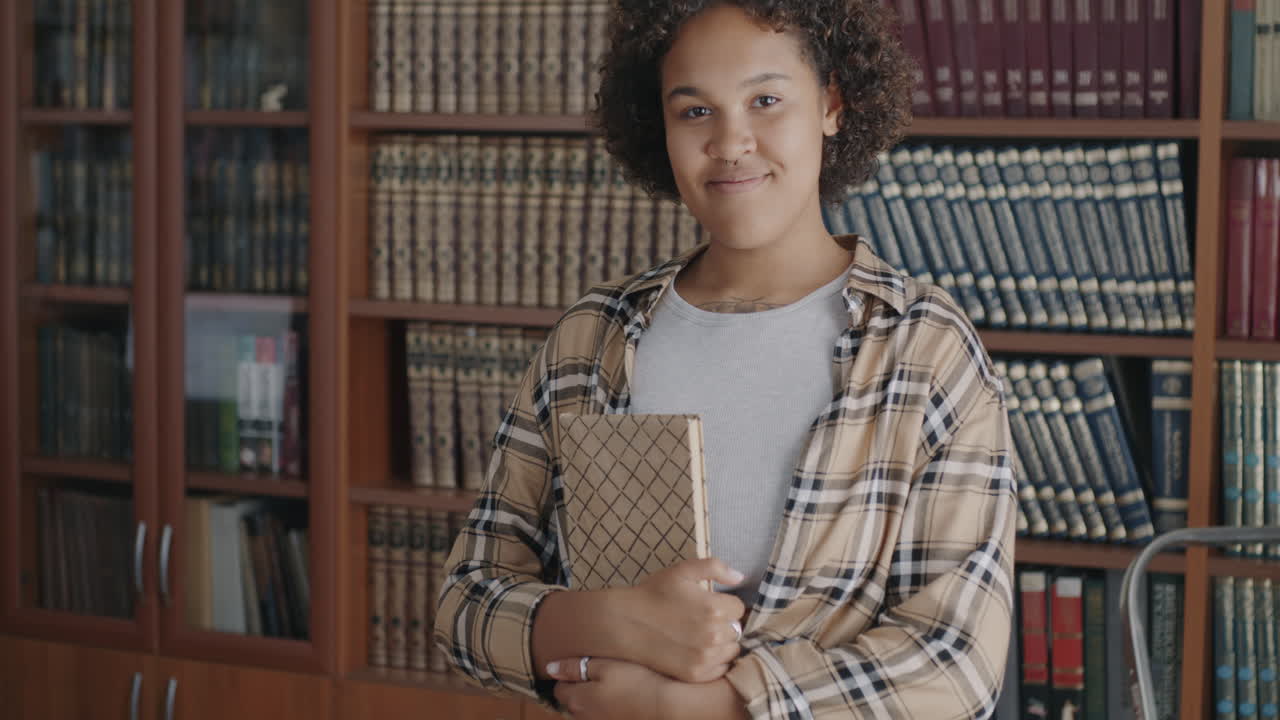 mujer en una biblioteca