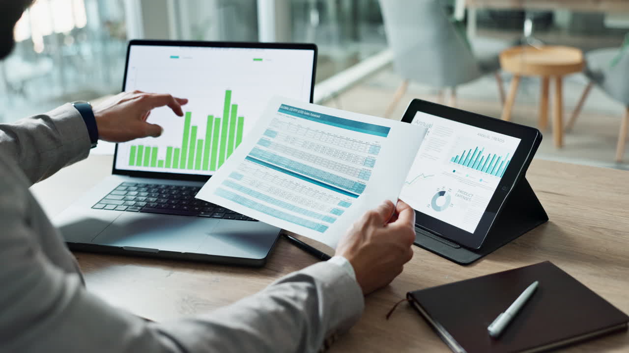 manos, portátil y gráfico con papel para negocios