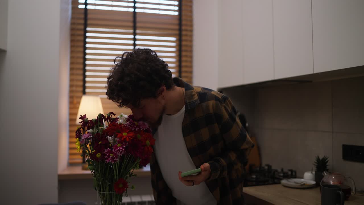 주방 에서 꽃 을 새 를 맡는 사람