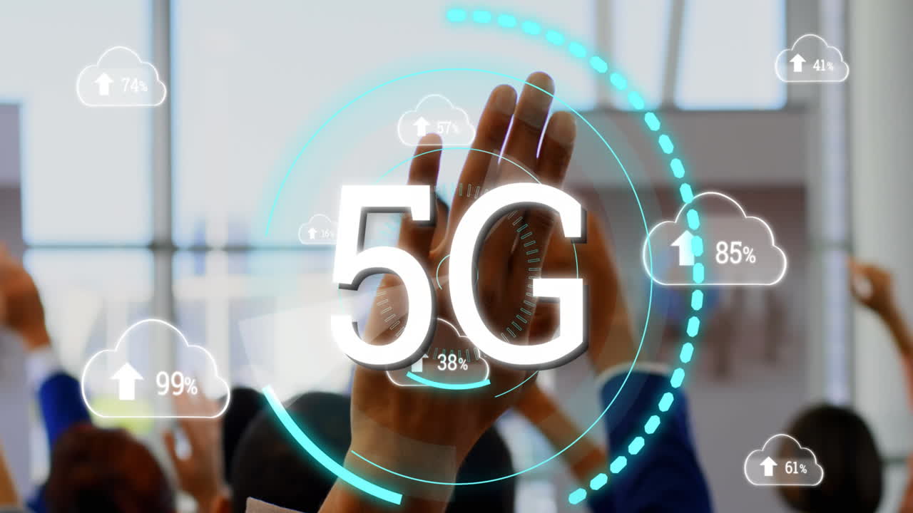 testo 5g su più icone di nuvole contro le persone che alzano le mani durante la conferenza aziendale