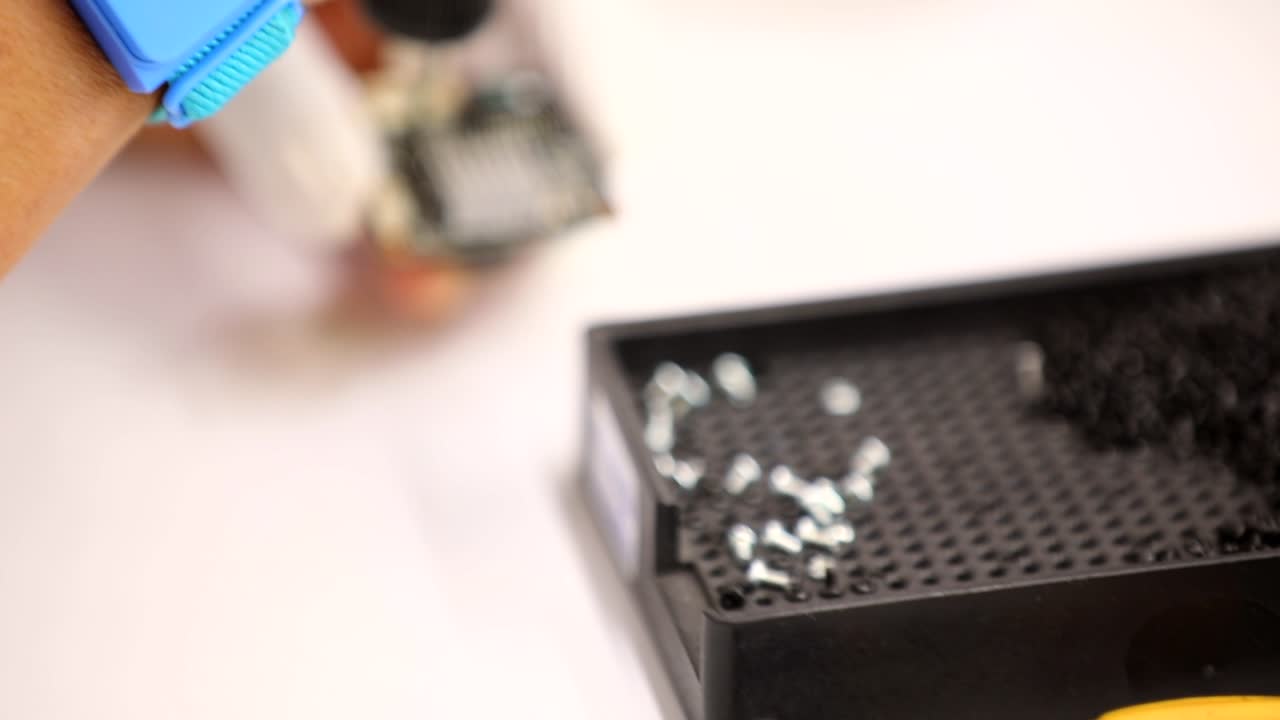 엔지니어는 스크루로 메인보드를 단단히