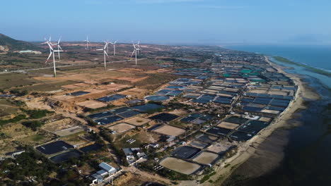 Pueblo-De-Pescadores-Junto-A-Charcos-Gigantes-De-Cultivo-De-Camarones-Cerca-De-Phan-Rang,-Vietnam