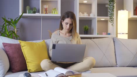 mujer trabajando con computadora portátil en casa.