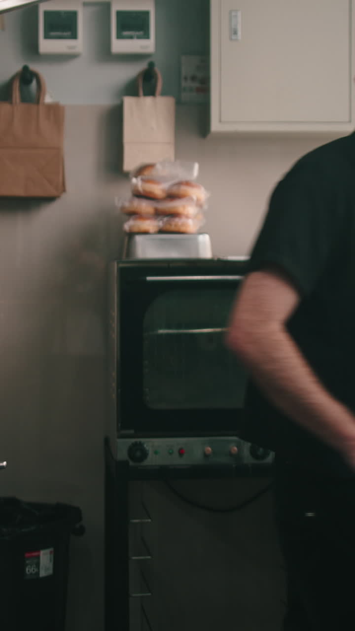 Chef in una cucina con forno e cibo