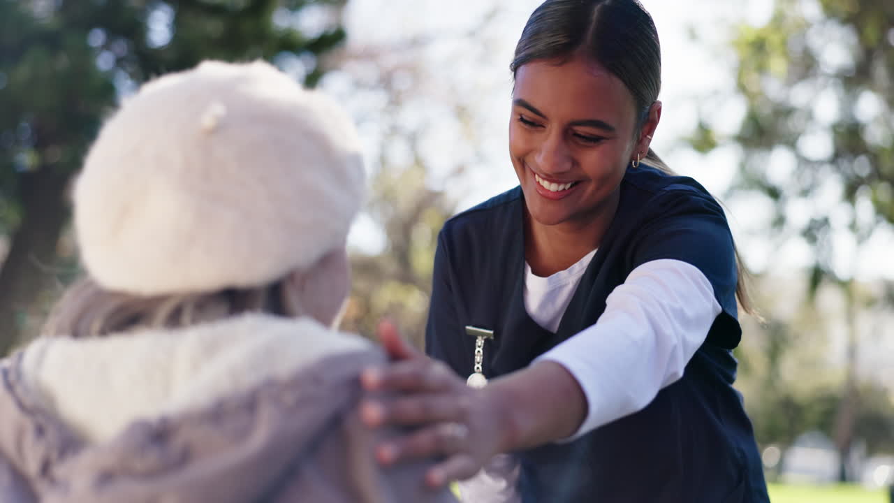 enfermera que cuida a un paciente de edad avanzada