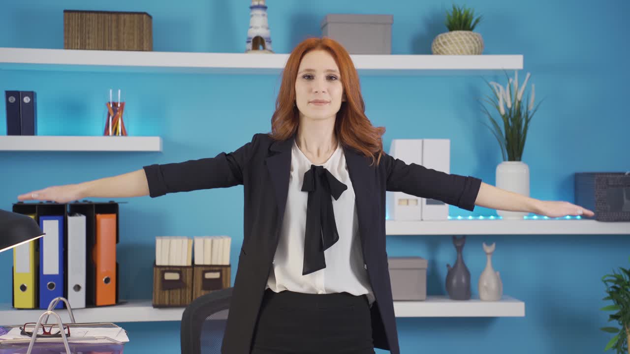 사무실에서 할 수 있는 운동. 팔을  ⁇ 는 운동.