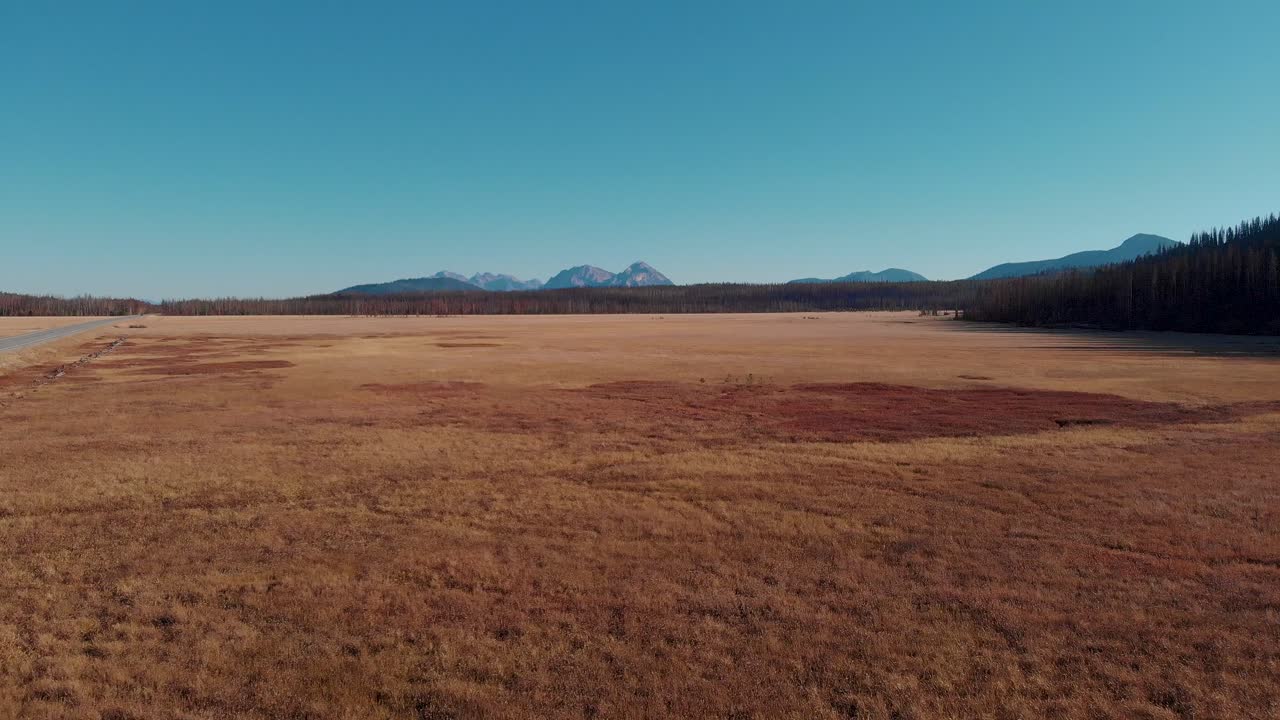 4K droneflyvning over åben mark i Sawtooth Mountains, Stanley, Idaho