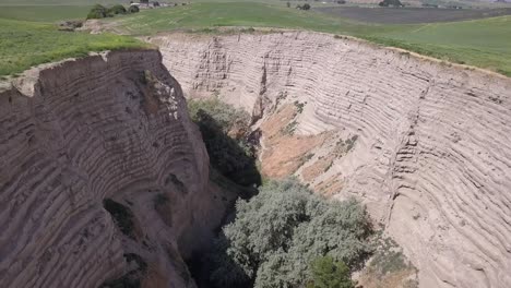 La-Erosión-Del-Agua-A-Través-Del-Limo,-La-Arcilla-Y-La-Arena-Demuestran-Capas-De-Estratos-Claras