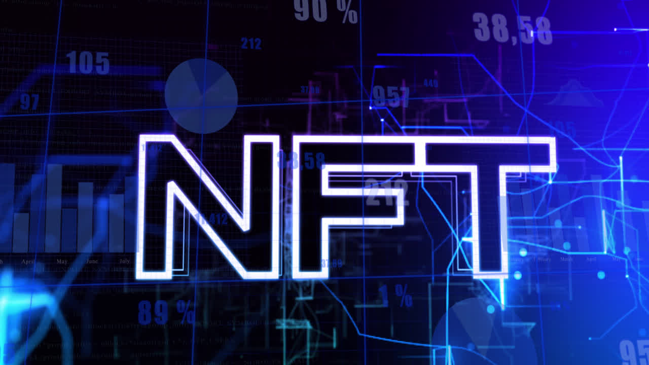 animación del texto nft sobre el procesamiento de datos en fondo negro