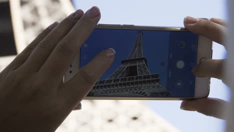 taking a photo of the eiffel tower with a smartphone