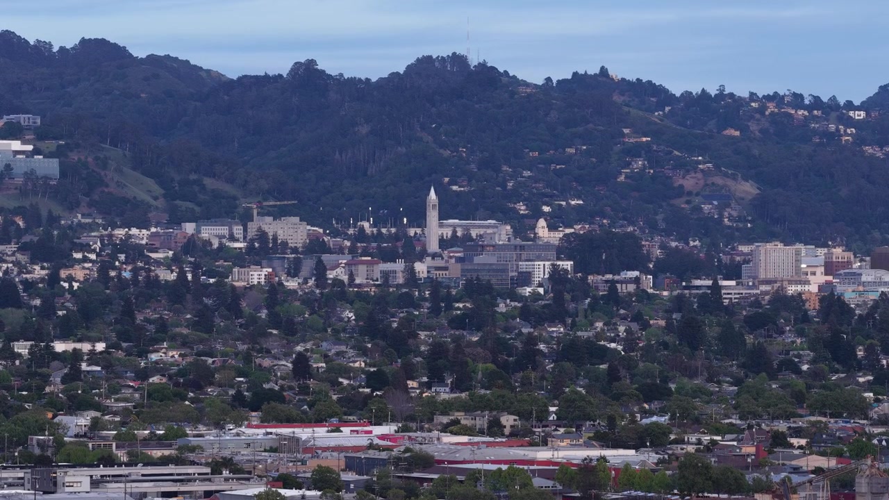 Splendide riprese aeree da Albany Bulb che catturano lo splendido paesaggio urbano di Berkeley e l'iconica Sather Tower, conosciuta anche come Il Campanile, immersa tra le lussureggianti colline verdi della California.
