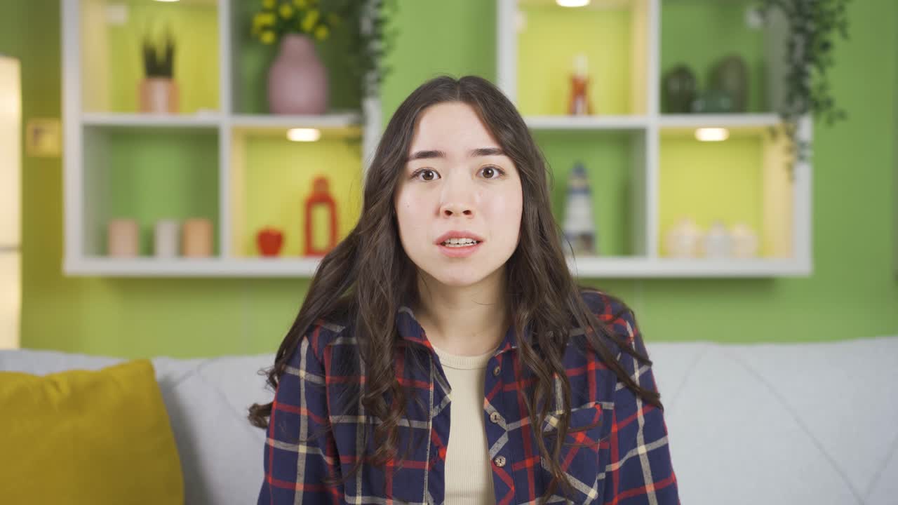 공격적인 아시아 젊은 여성이 좌절감을 느끼고 있습니다.