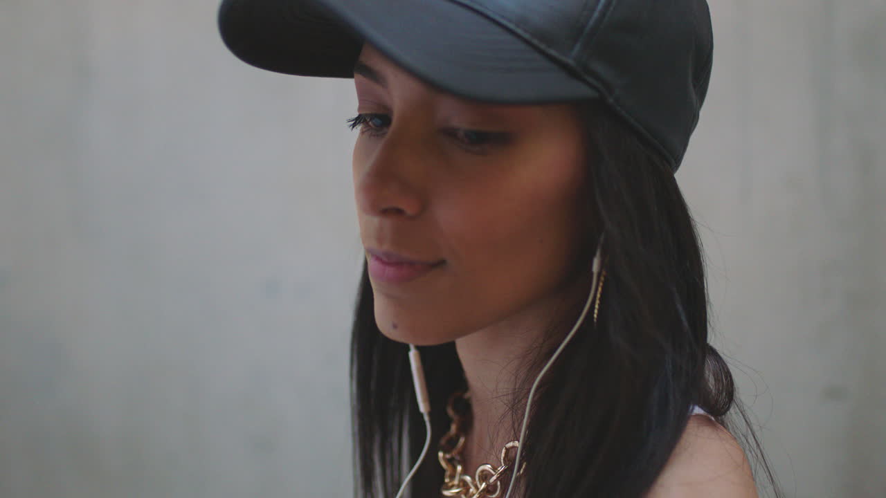 музыка, городская и женщина с наушниками