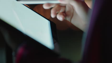 primer plano joven mujer de negocios caucásica que trabaja hasta tarde usando tableta digital, computadora, lluvia de ideas creativas, planificación de proyectos de inicio, fecha límite en la pantalla táctil de un dispositivo móvil en la oficina por la noche