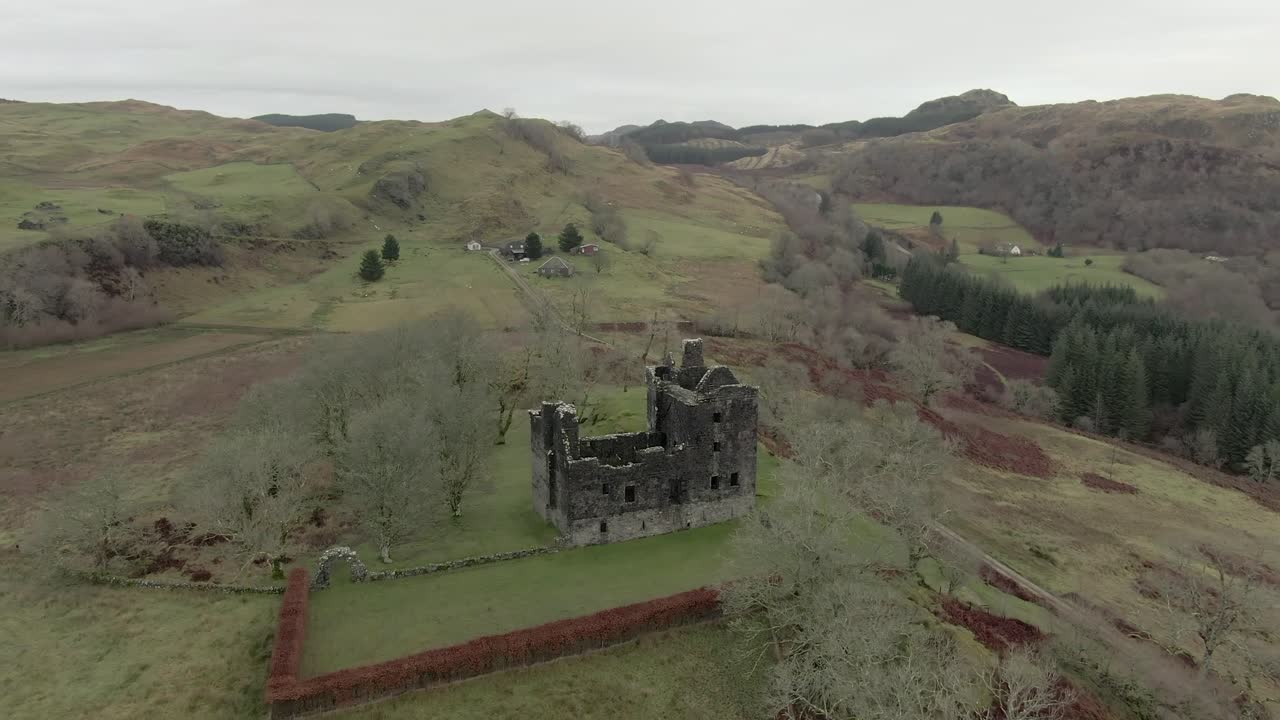 vista aérea de las ruinas del castillo de carnasserie en un día nublado en argyll and bute, escocia