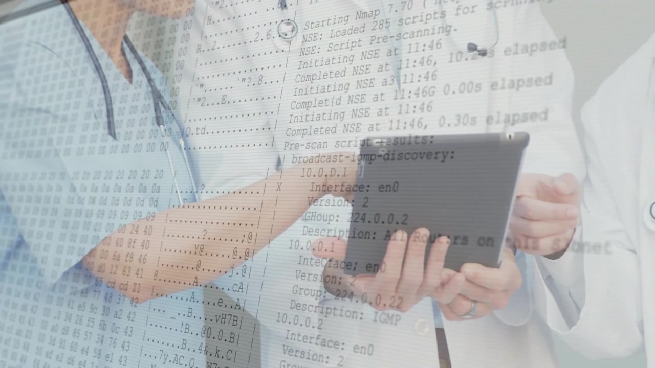 Médico joven señalando una tableta, haciendo que un anciano se incline mientras un clínico examina una superposición de escaneo.