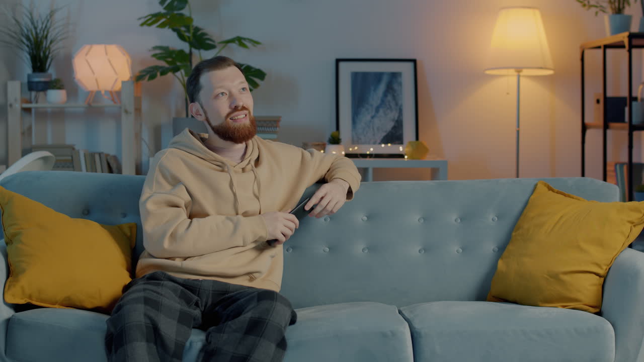 Par slapper af i sofaen og ser fjernsyn