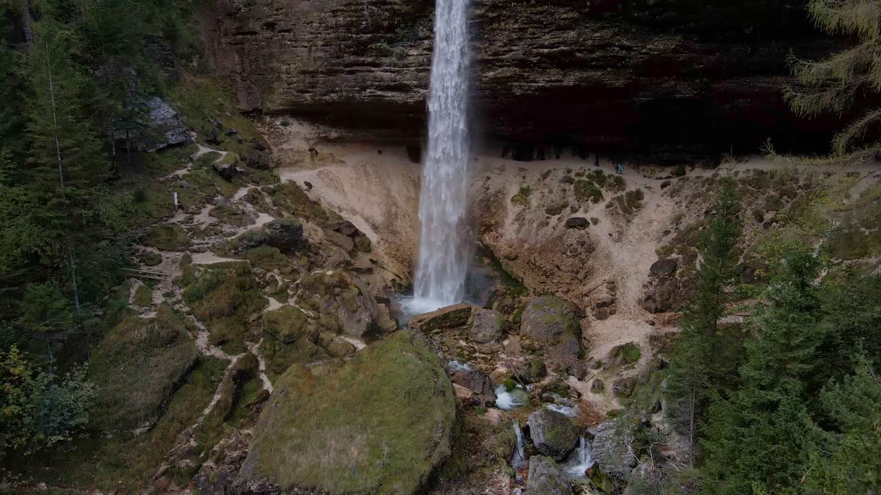 Luftfoto som viser Pericnik-fossen blant tette trær og ruvende klipper