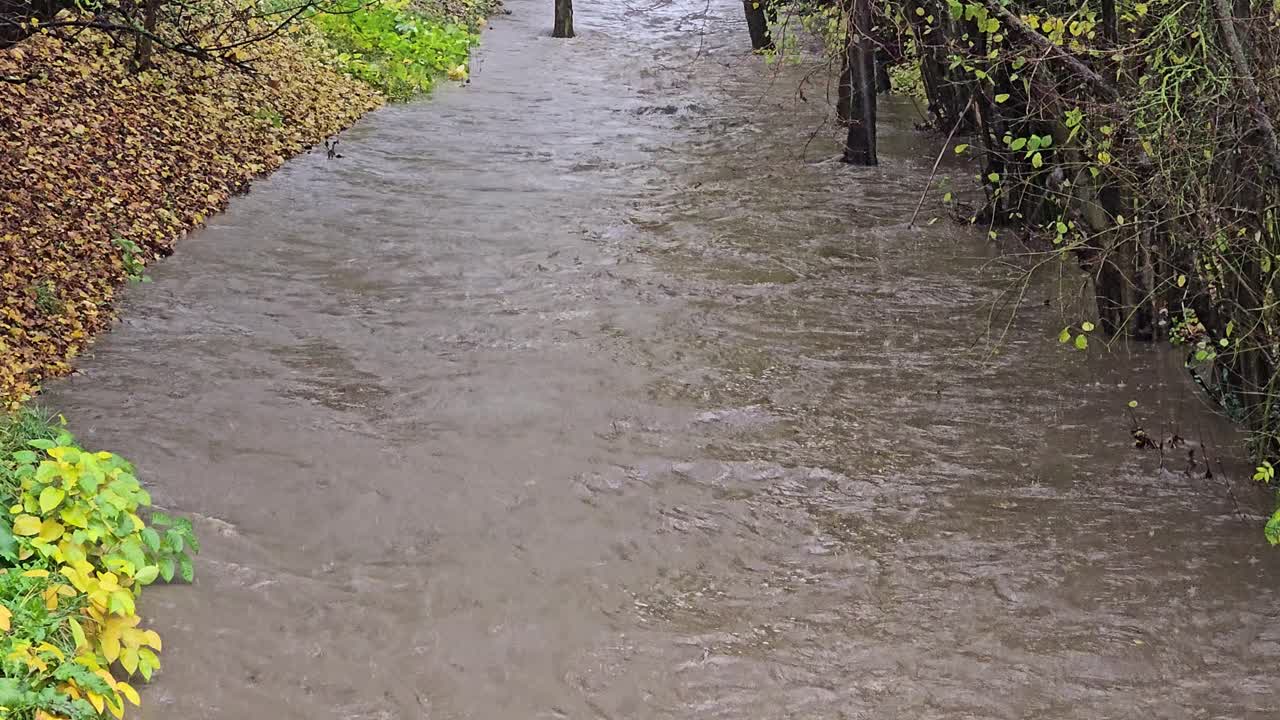 Heavy rain causes rapid river flow and severe flooding – flood hazard footage