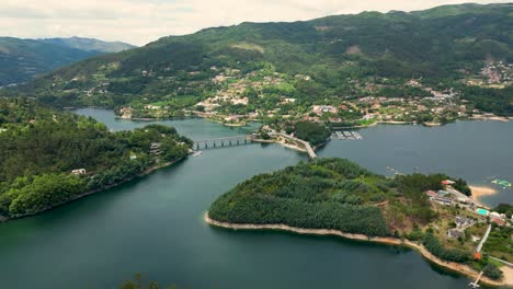 Vista-Aérea-Del-Puente-Del-Río-Caldo-Sobre-Caniçada,-Gerês,-Norte-De-Portugal,-Con-Impresionantes-Reflejos-Del-Lago