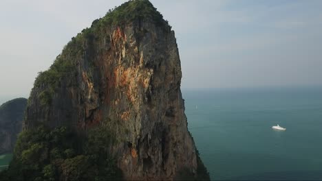 Maravillosa-Toma-Aérea-Ascendente-Sobre-Un-Acantilado-De-Piedra-Caliza-En-La-Isla-Tropical-De-Krabi