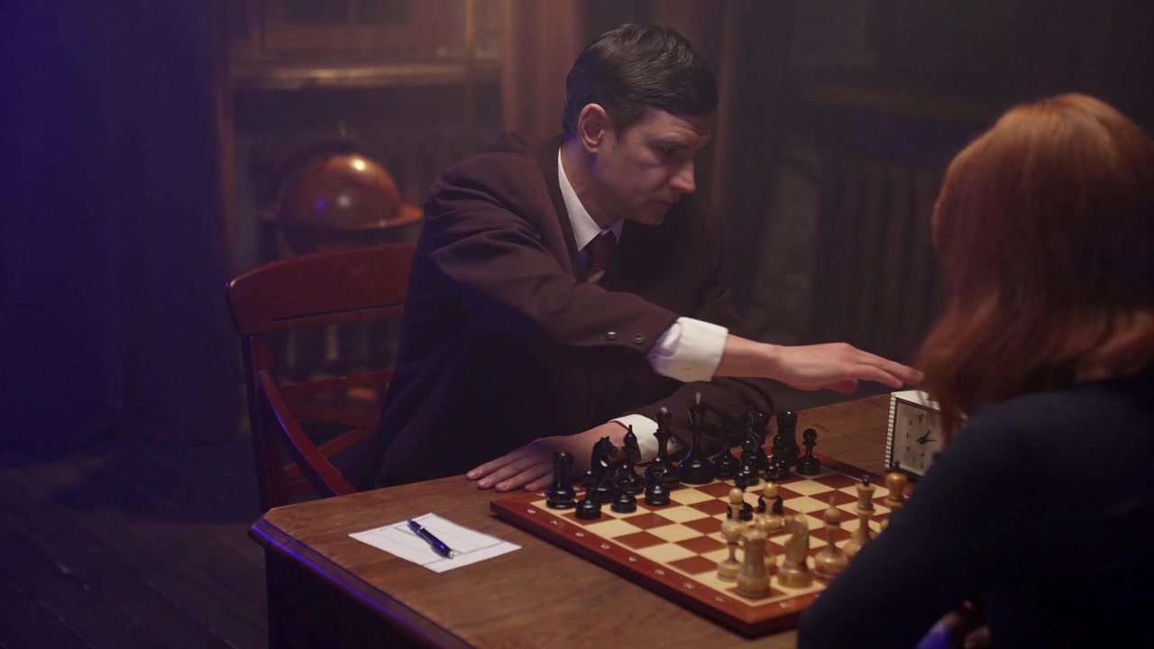 Deux joueurs d'échecs effectuant des coups lors d'une partie intense.